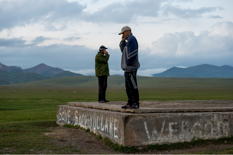 <div class="text">Landschaftlich wunderschön, politisch stabil und sogar etwas schweizerisch. Kirgistan ist für Reiseliebhaber ein Juwel jenseits des Massentourismus. Das Land in Zentralasien entwickelt sich langsam und unter starkem Einfluss der Nachbarn.</div>