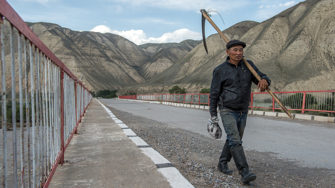 <div class="text"></div>