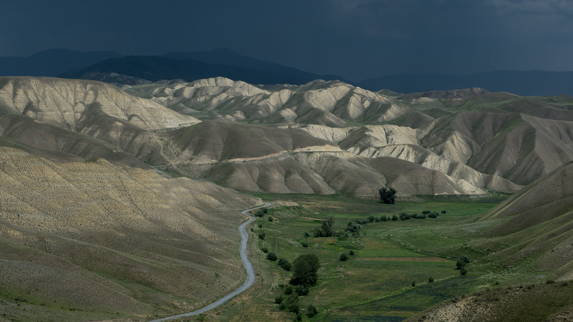 <div class="text"></div>