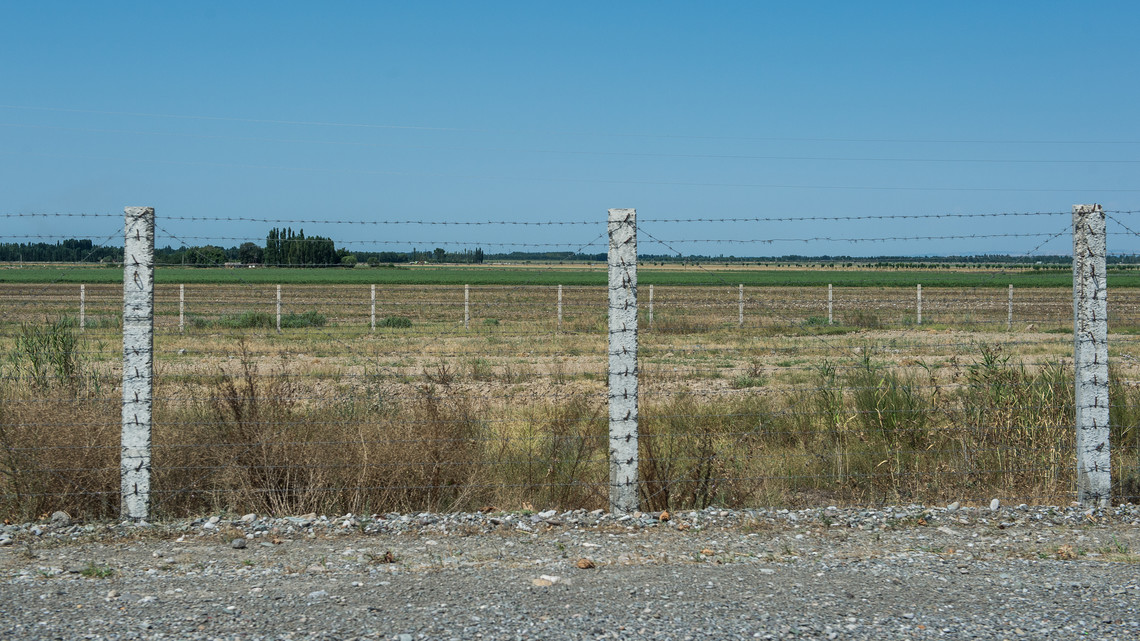 <div class="text">Darunter leidet die Beziehung zu Usbekistan. Grenze zu Usbekistan in der Nähe von Osch</div>