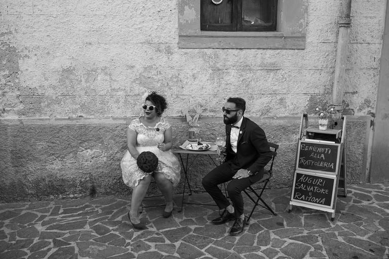 <div class="text">Ausserkirchliche zivile Hochzeiten sind eine Seltenheit in Kalabrien. Für die Trauung von Ramona und Salvatore musste sogar das Gesetz innerhalb der Gemeinde angepasst werden. </div>