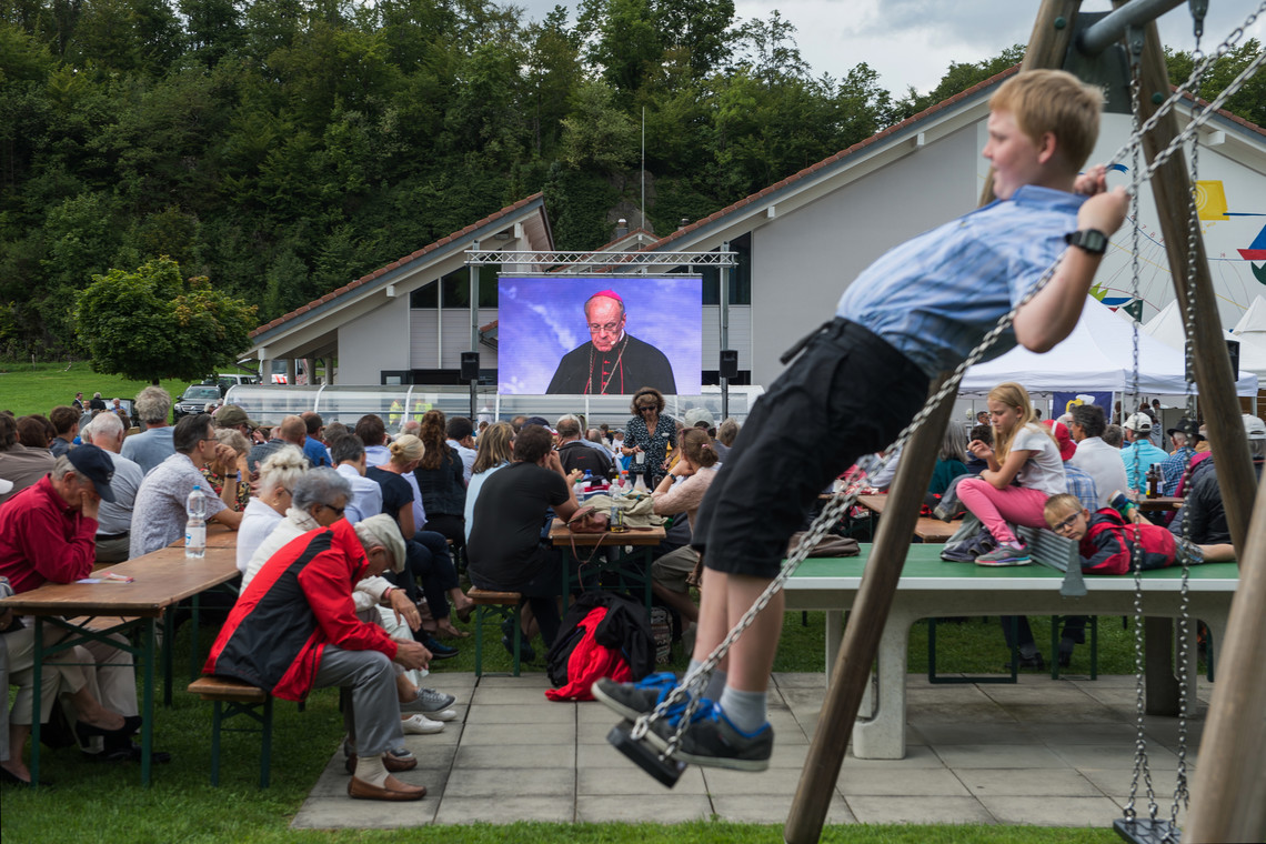 <div class="text"></div>