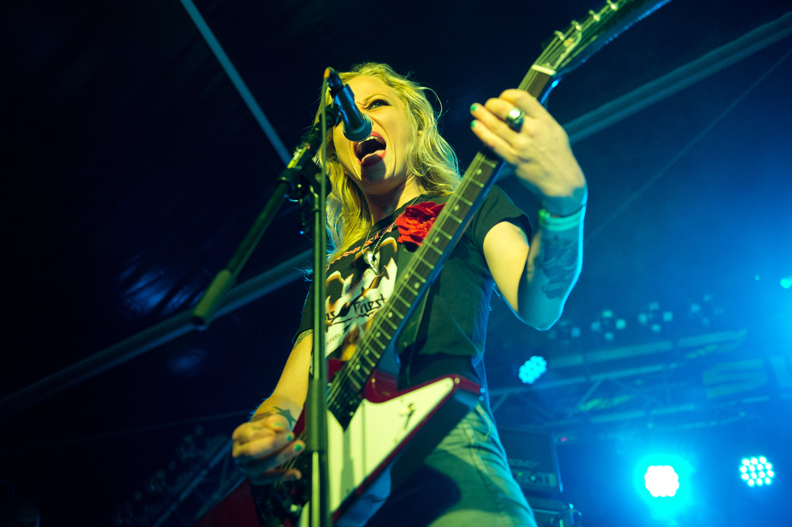 <div class="text"></div>