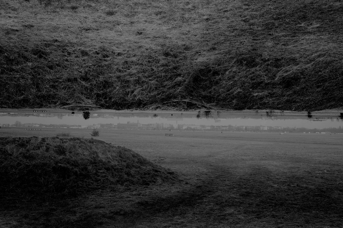 <div class="text"></div>