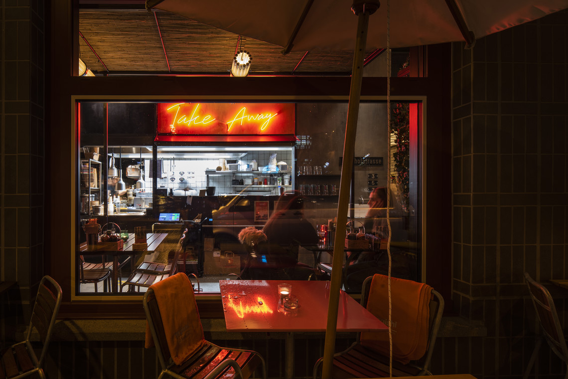 <div class="text"></div>