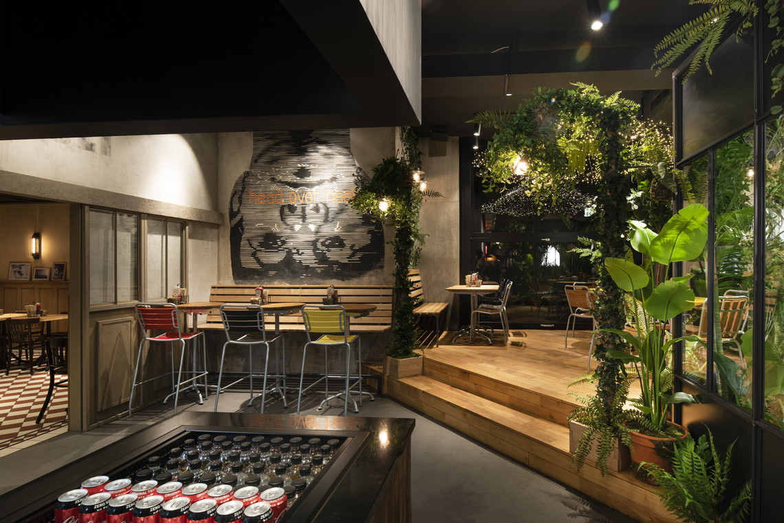 <div class="text"></div>