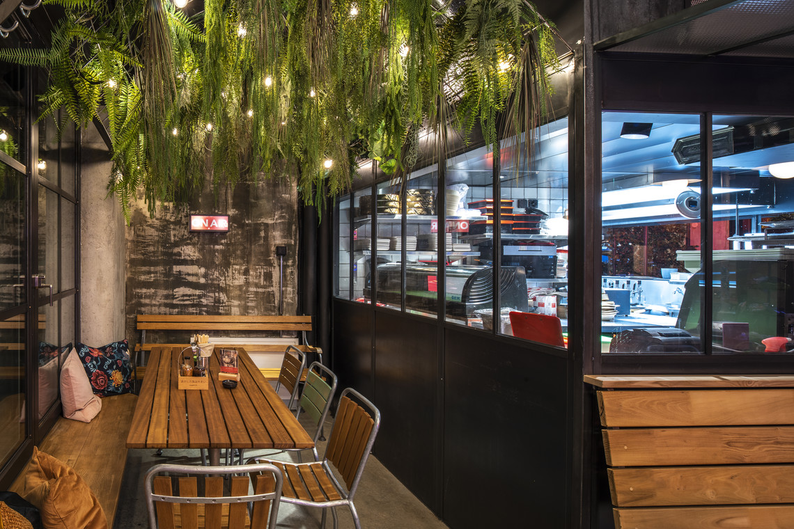 <div class="text"></div>