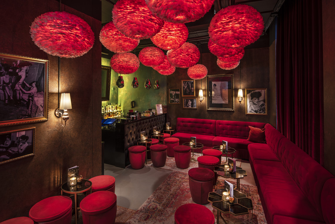 <div class="text"></div>